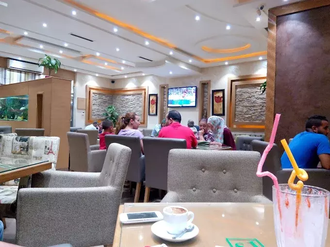 maison et cafe et oliviers  rwabi route principle vers eljem